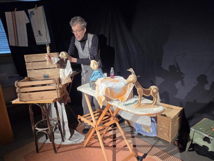Südtiroler Theaterspieler Gernot Nagelschmied zeigte das Märchen "Tischlein, deck dich"!